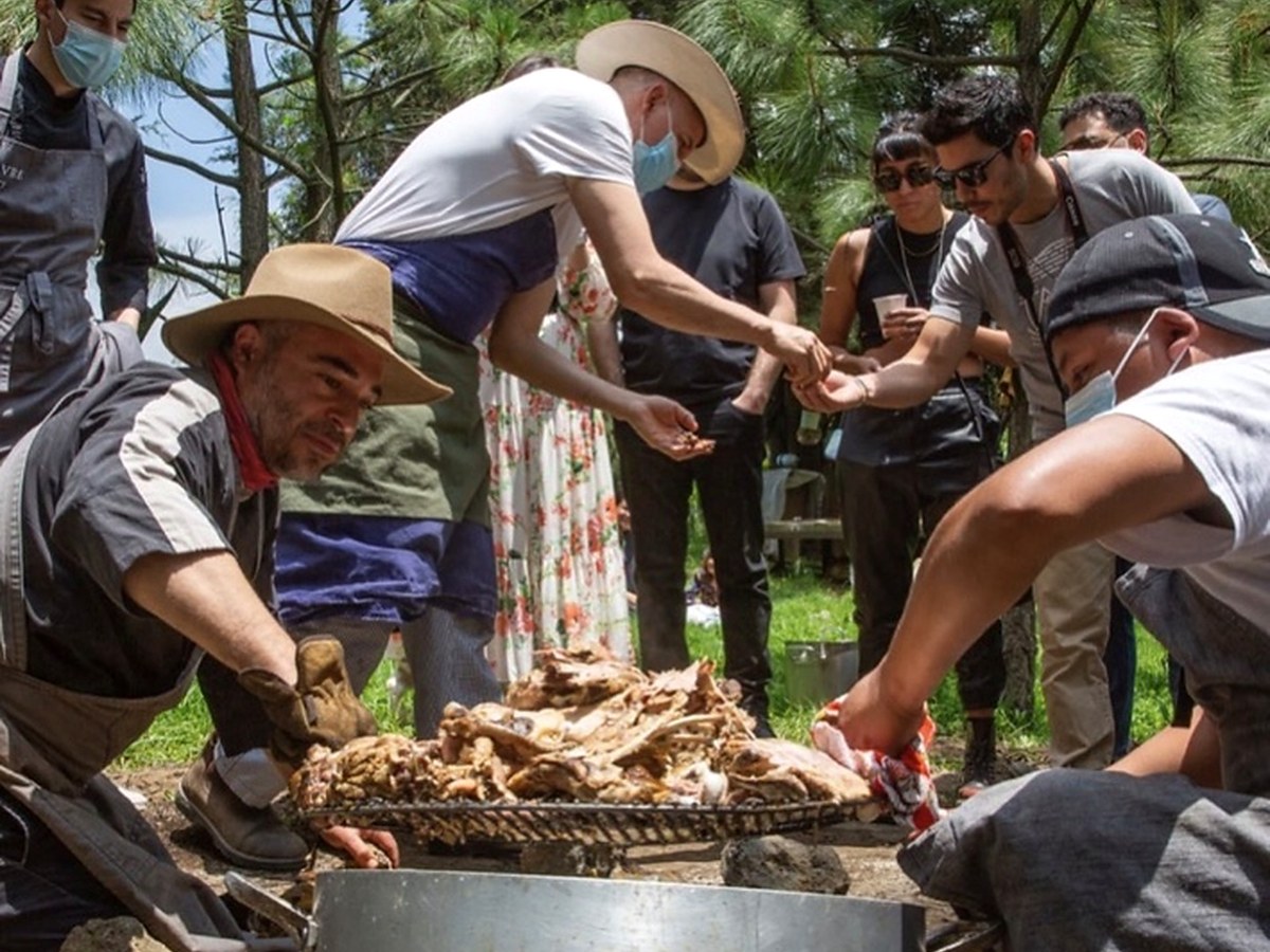 Cooking pot for barbacoa